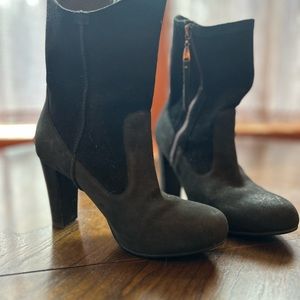 Black Ugg boots